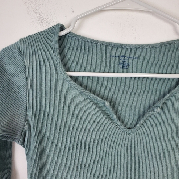 Brandy Melville Ribbed Long Sleeve Crop Top Womens Size S Fitted Sage Green - Picture 2 of 4